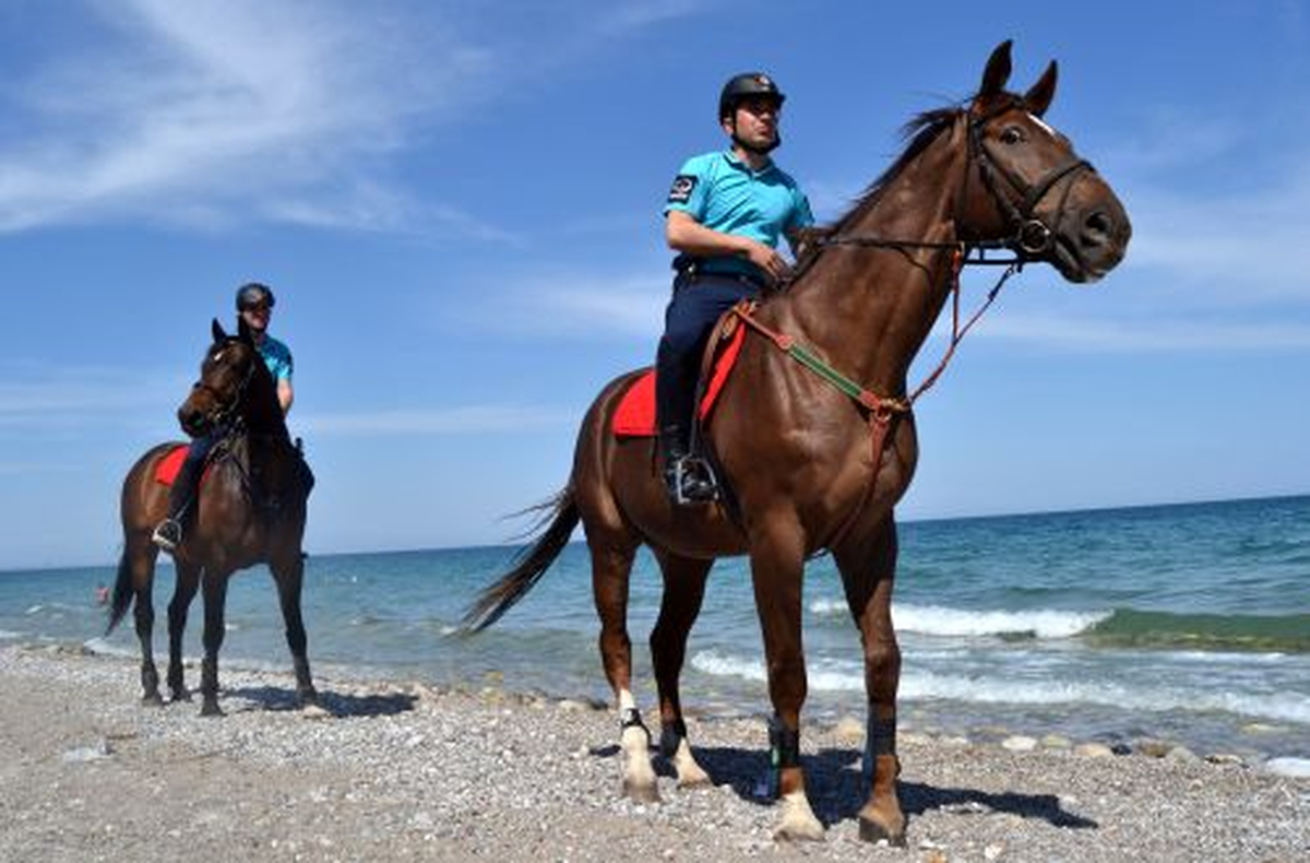 Kemer\'de Atlı Jandarma İşbaşında