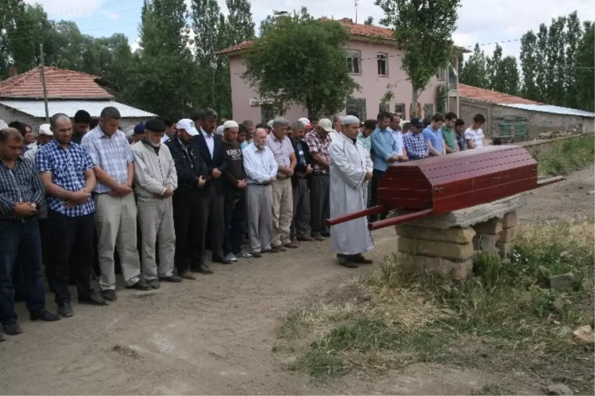 Minik Medine Yozgat\'ta Gözyaşları Arasında Toprağa Verildi