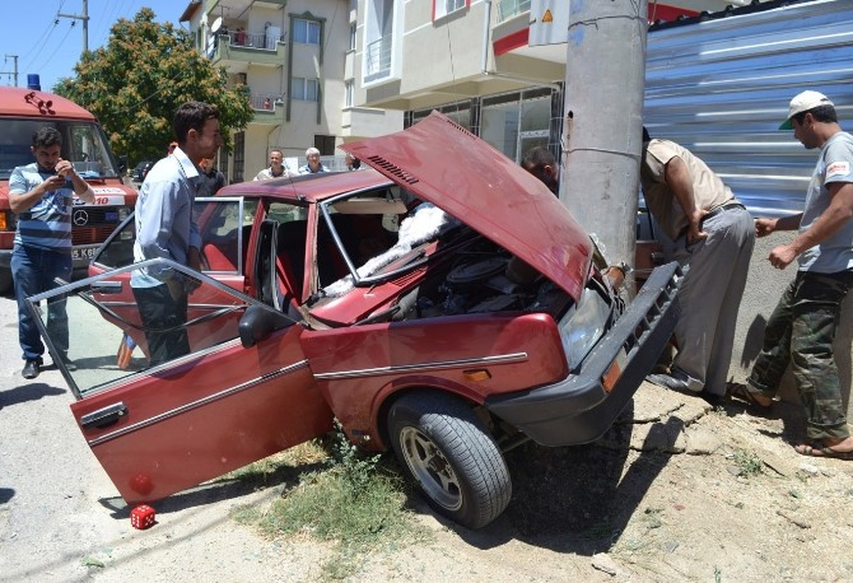 Otomobil Elektrik Direğine Çarptı: 1 Yaralı