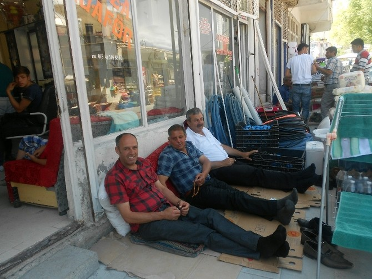 Sohbet Ederek İftar Saatini Bekliyorlar