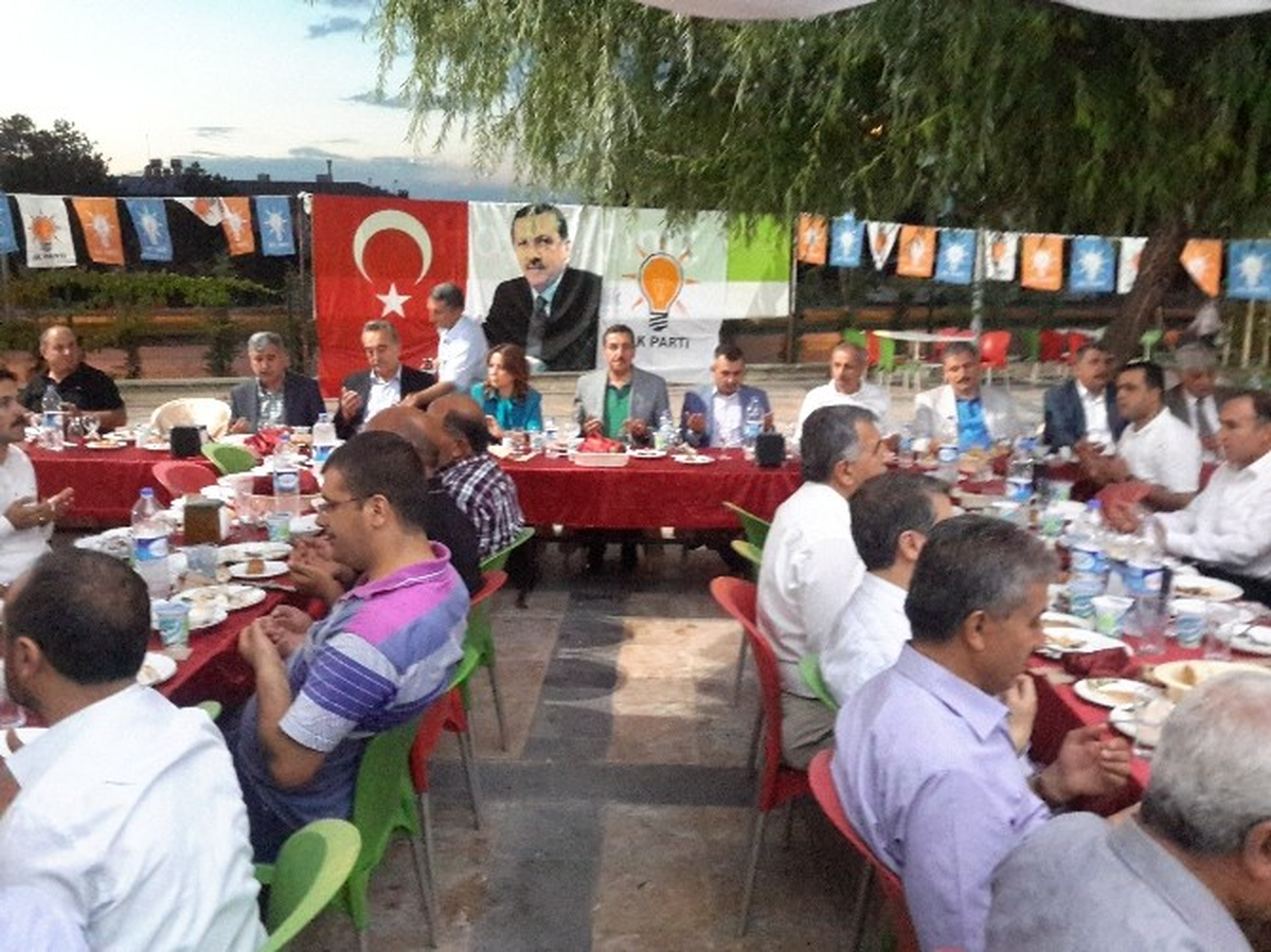 AK Parti İl Teşkilatı İftarda Bir Araya Geldi