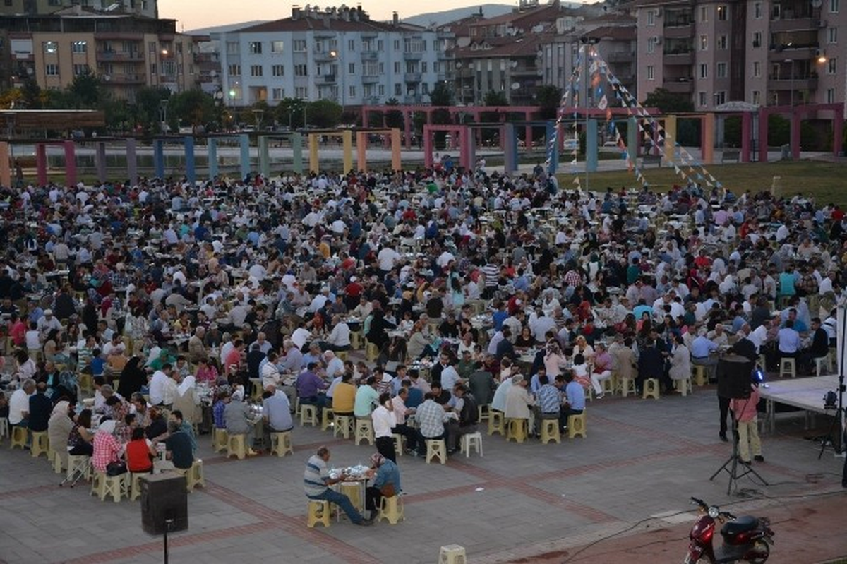 AK Parti Uşak, Atapark\'ta İftar Düzenledi