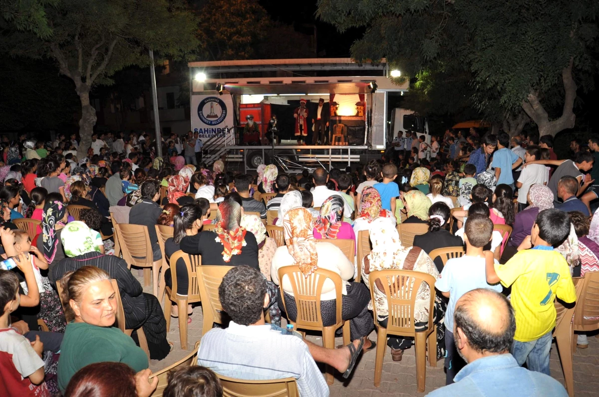 Şahinbey Parkında Hacıvat Karagöz Tiplemesi Doyasıya Güldürdü