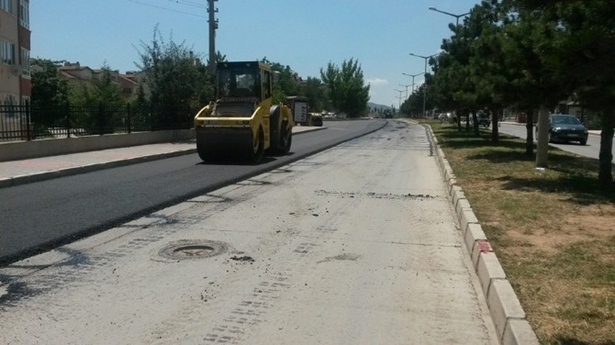 Beton Asfaltın Üzerine Sıcak Asfalt Dökülüyor