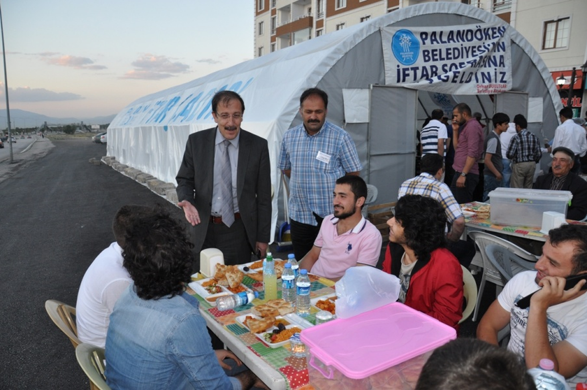 Bulutlar\'ın Vatandaşlarla İftar Yaptı