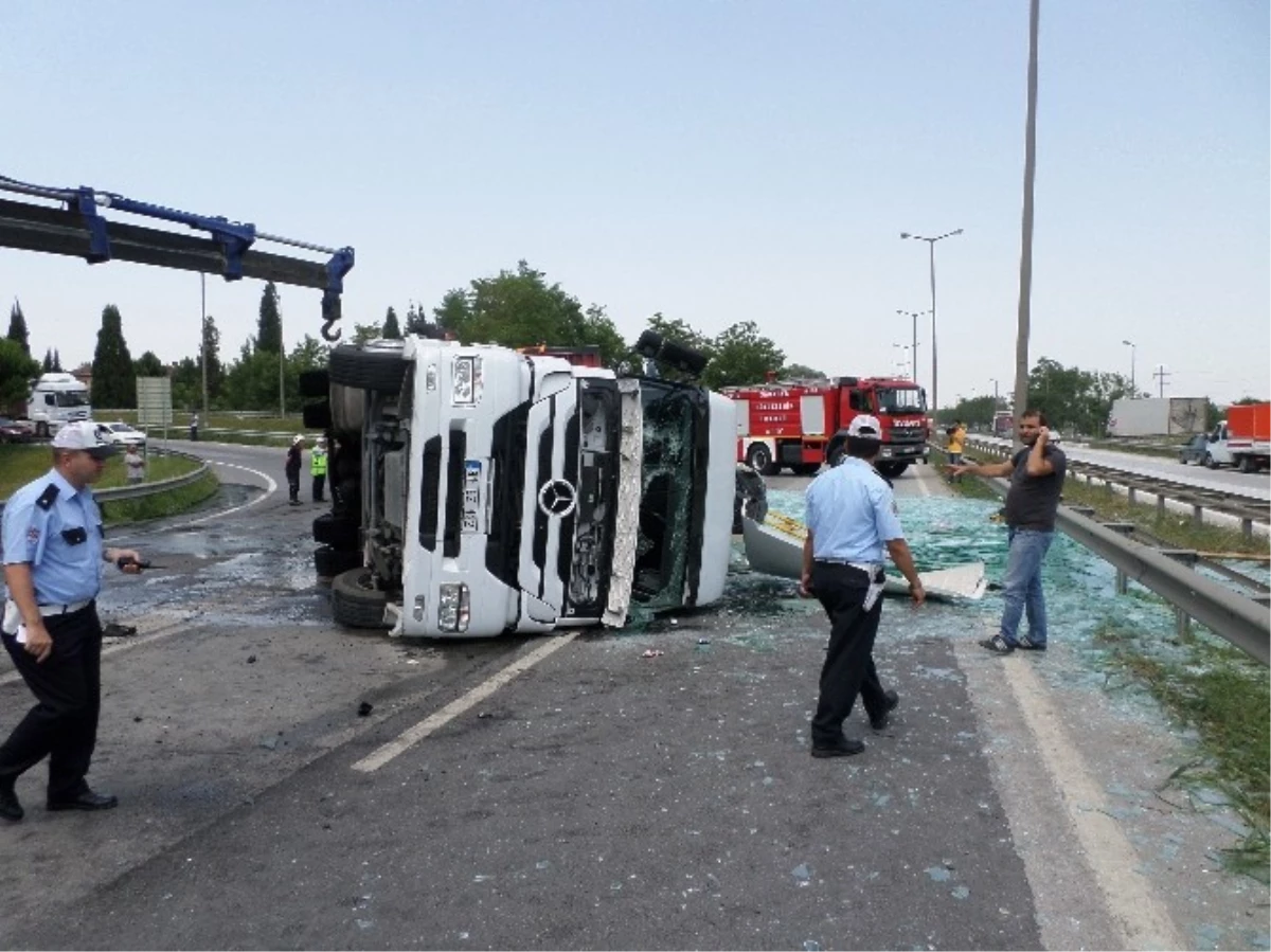 Cam Yüklü Tır Devrildi, Trafik Felç Oldu