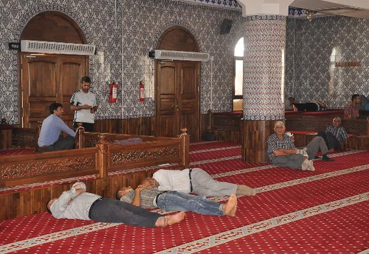 Osmaniye\'de Camide Önce Namaz Kılıyor, Sonra Uyuyorlar