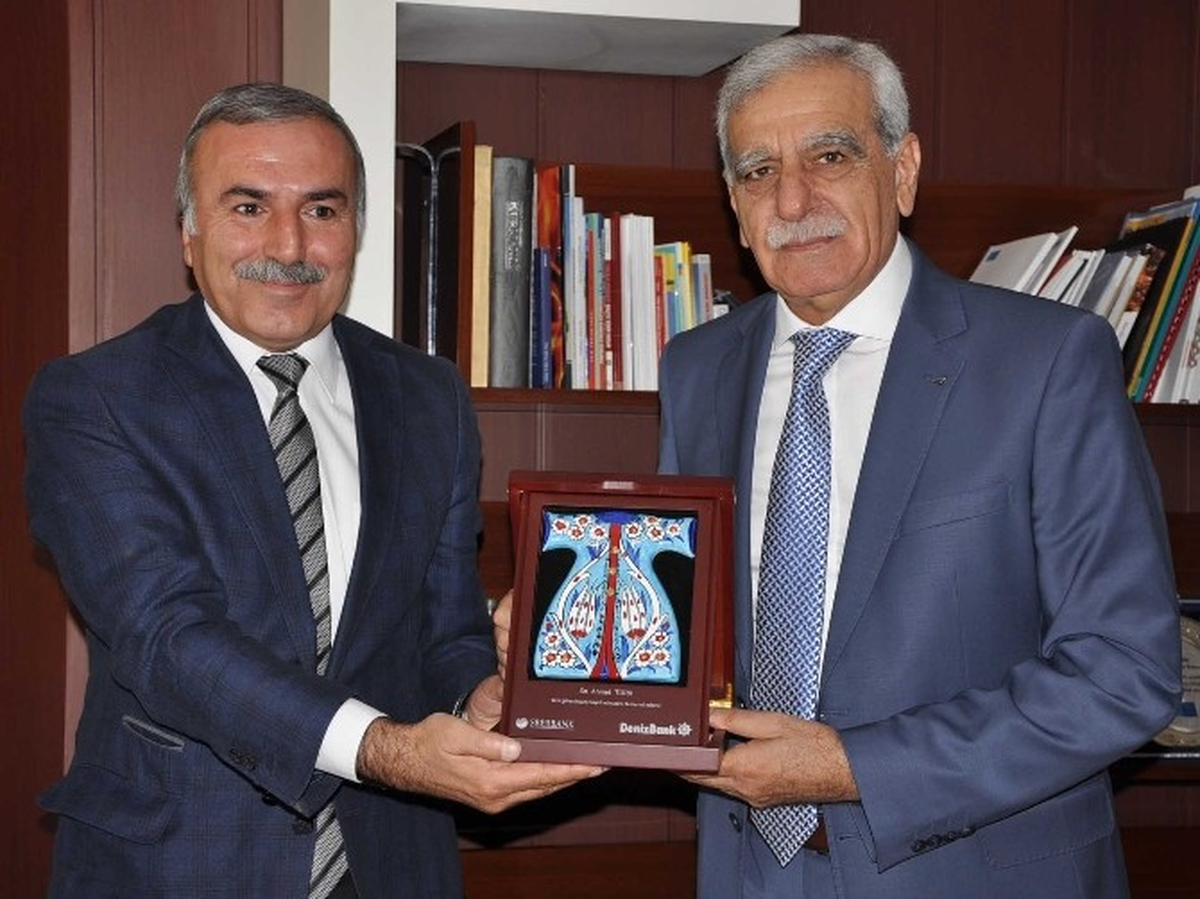 Denizbank Genel Müdürlüğü\'nden Mardin Büyükşehir Belediyesi\'ne Plaket