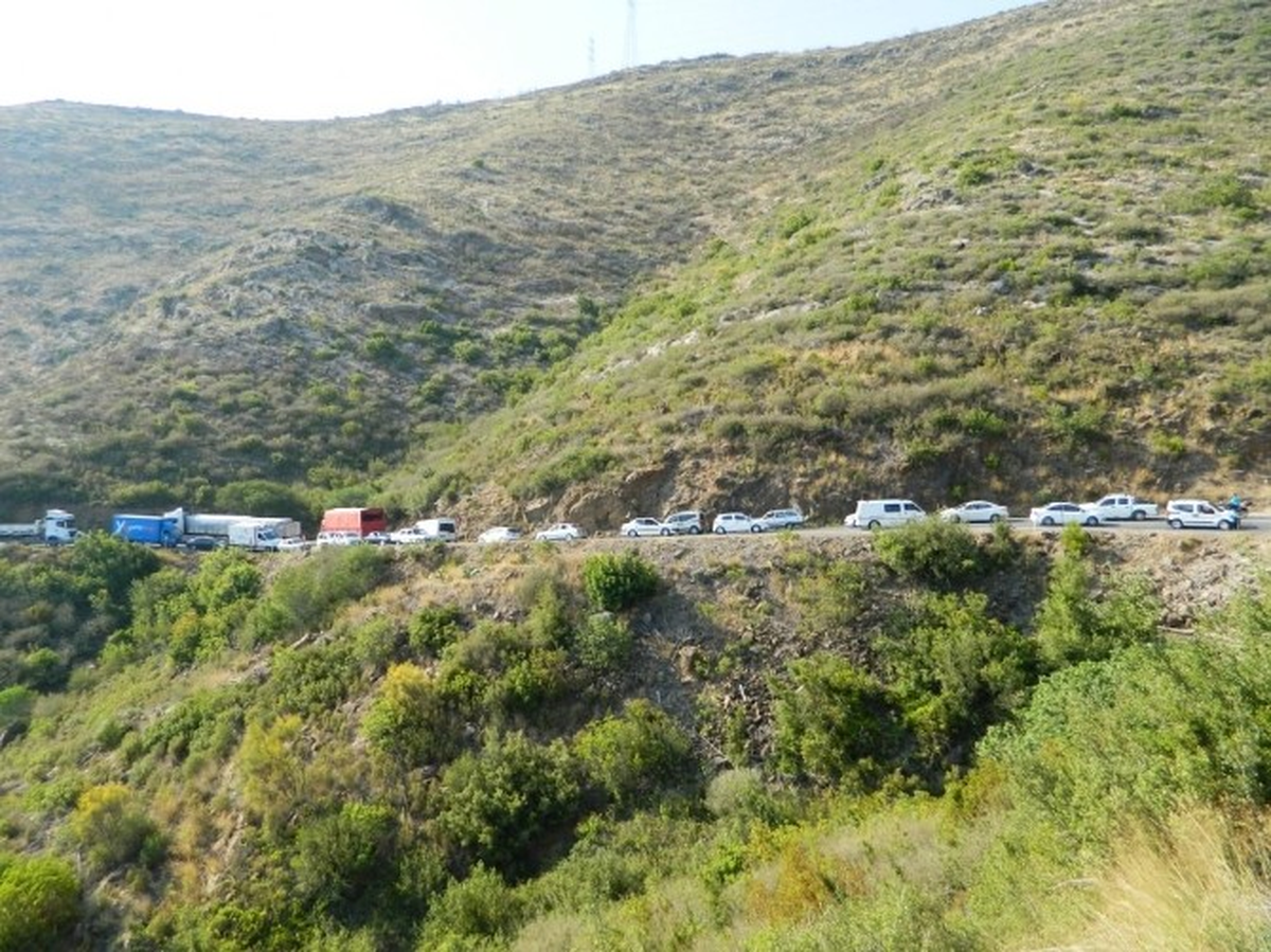 Devrilen Tır D-400\'de Araç Kuyruğuna Neden Oldu
