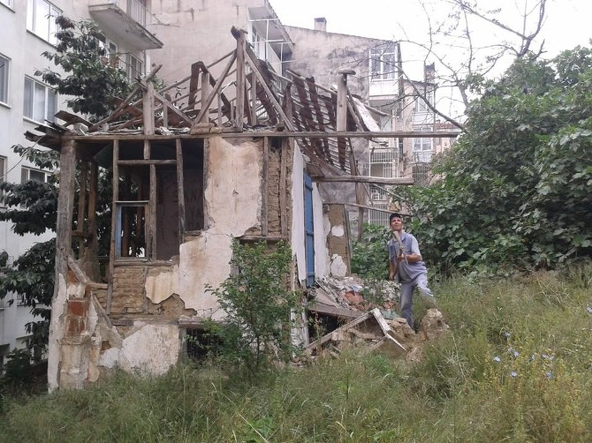 Gemlik Belediyesi 10 Günde 11 Metruk Bina Yıktı