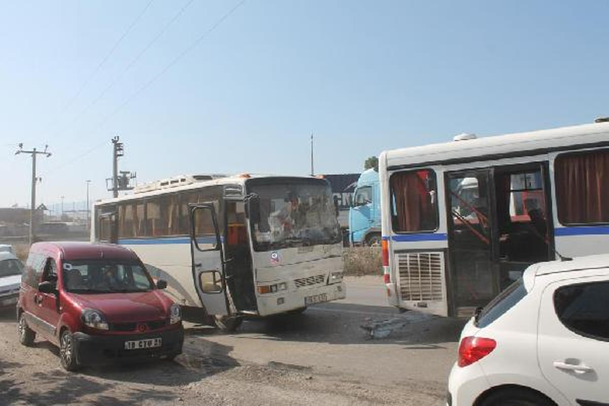 Gemlik\'te Servis Araçları Çarpıştı: 10 Yaralı