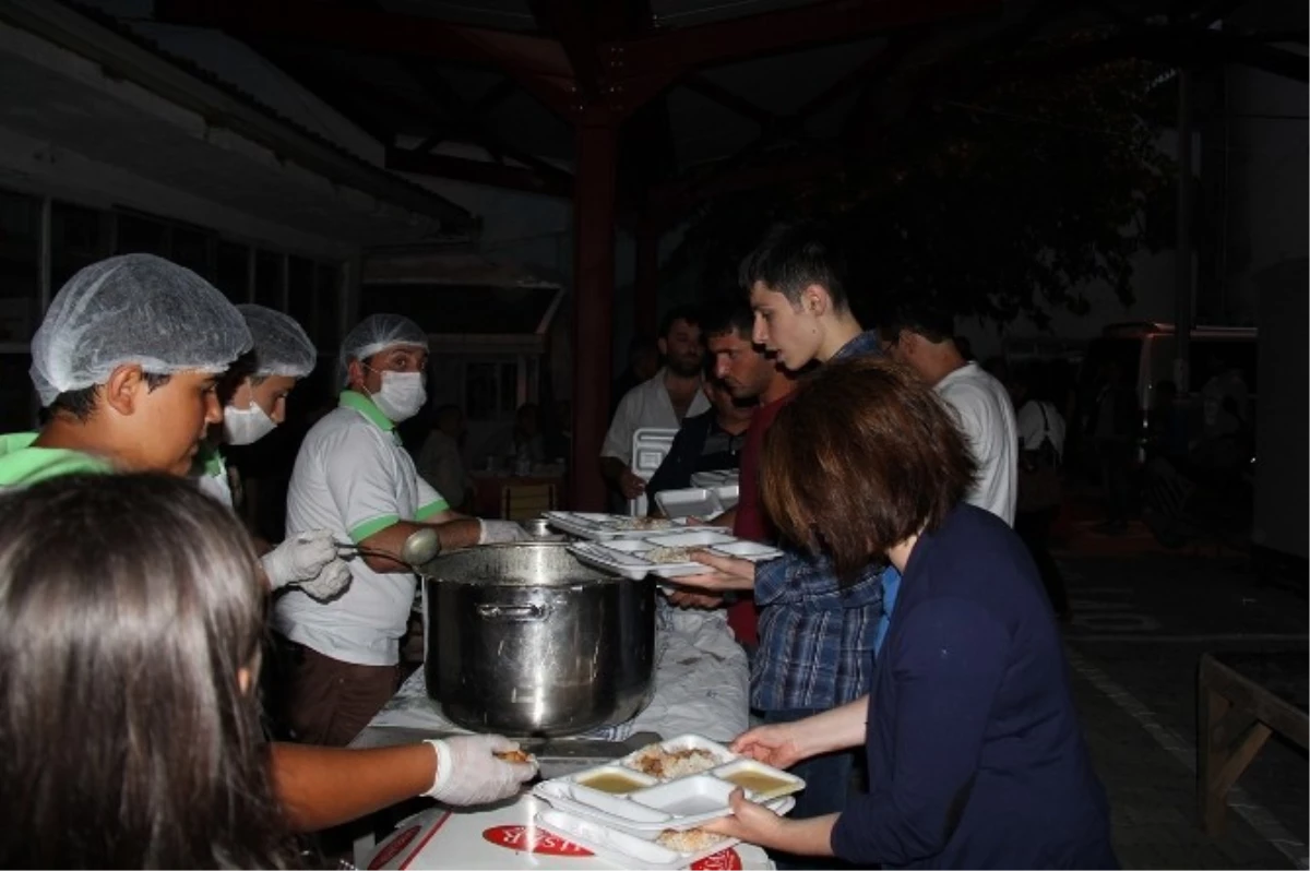 Gurbetçi Gençler Çatalzeytin\'de İftar Yemeği Düzenledi