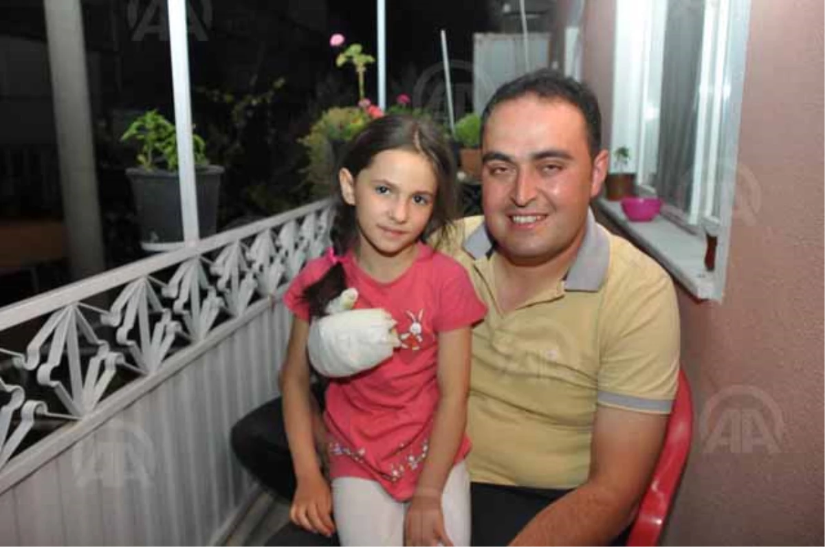 Demirci\'de Habere Gitti, 9 Yaşındaki Çocuğu Yangından Kurtardı