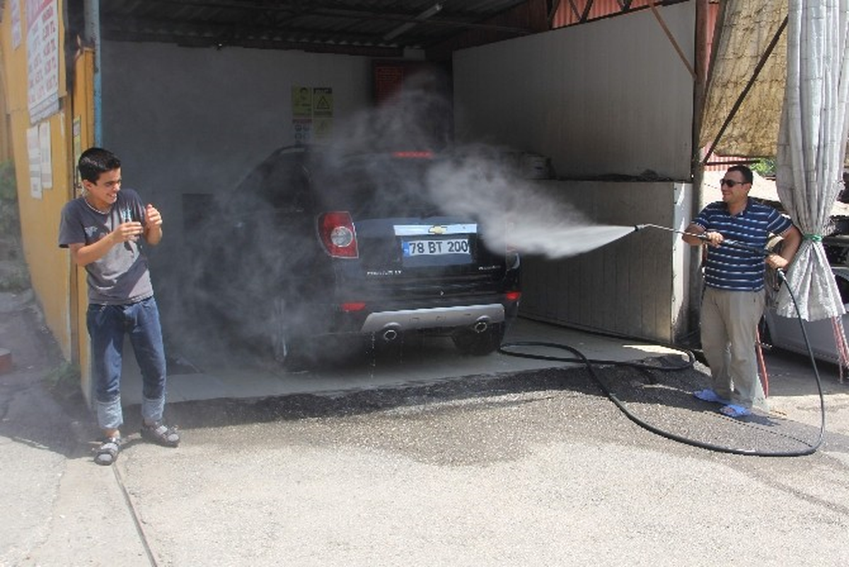 Hava Sıcakları Artınca Oto Yıkamalar Adam Yıkamaya Döndü