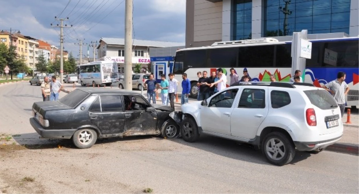 İnegöl\'de Trafik Kazaları: 1 Ölü, 5 Yaralı