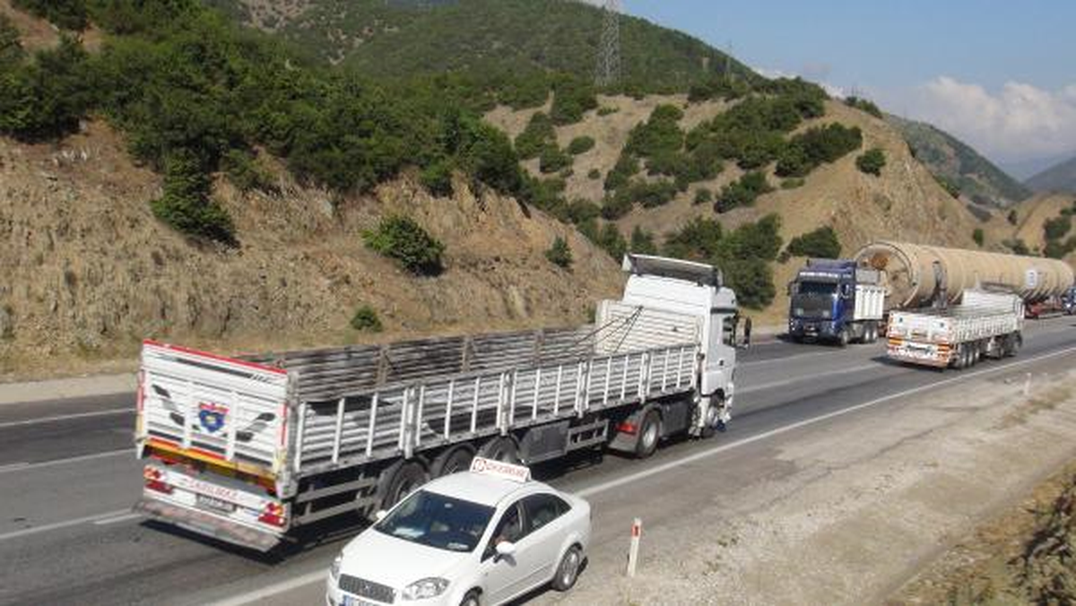 Karayolunda Giden 70 Metre Uzunluğundaki Petrol Kulesi Şaşırttı