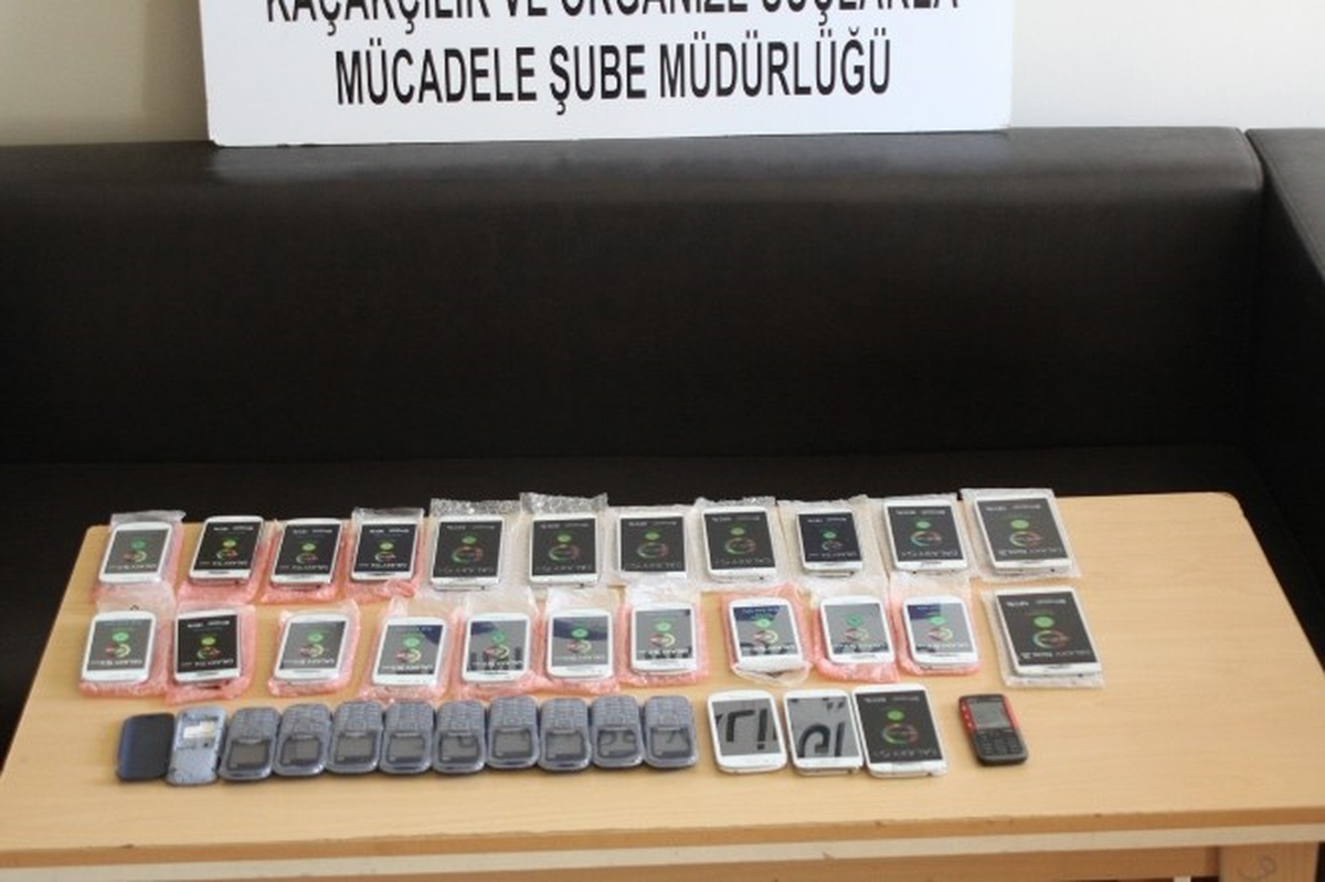 Kars\'ta Kaçak Cep Telefonu Ele Geçirildi