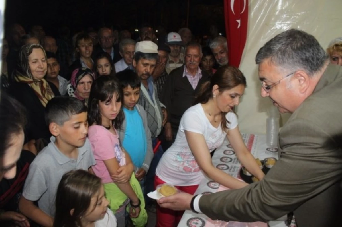 Kırklareli Belediye Başkanı Kesimoğlu, Vatandaşlara Helva Dağıttı