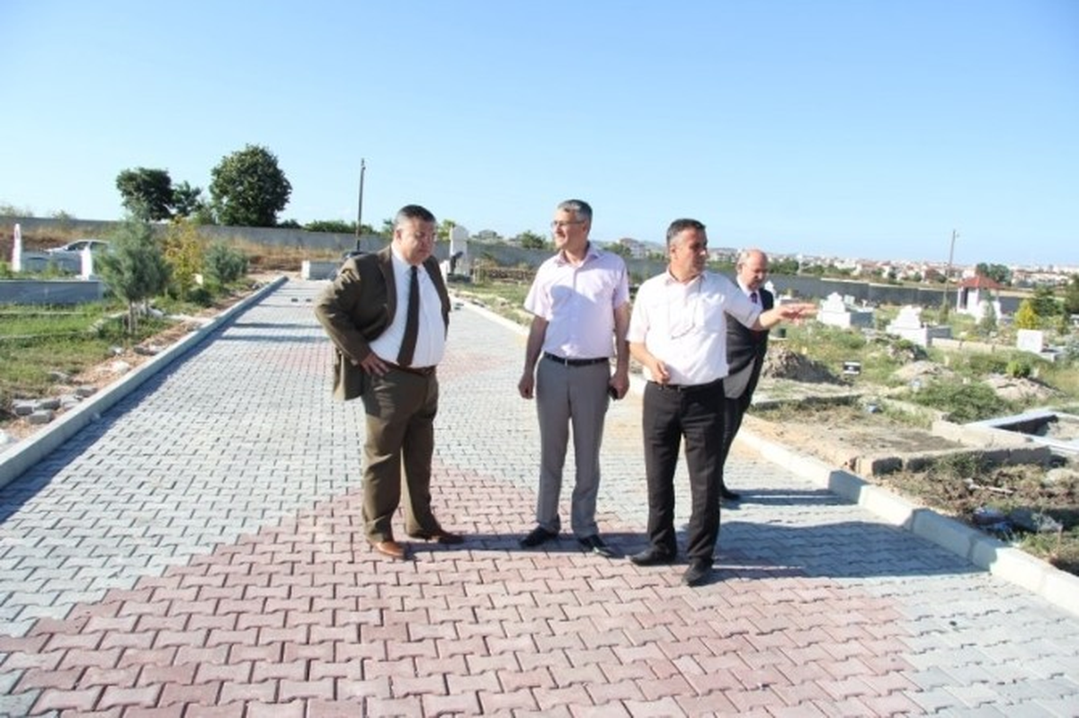 Kırklareli\'de Bayram Hazırlıkları Mezarlıklarda Sürüyor