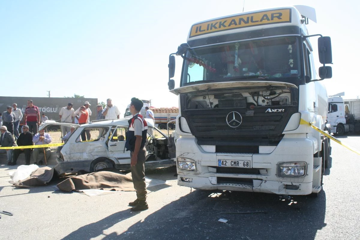 Konya\'da Tırla Otomobil Çarpıştı: 3 Ölü, 1 Yaralı