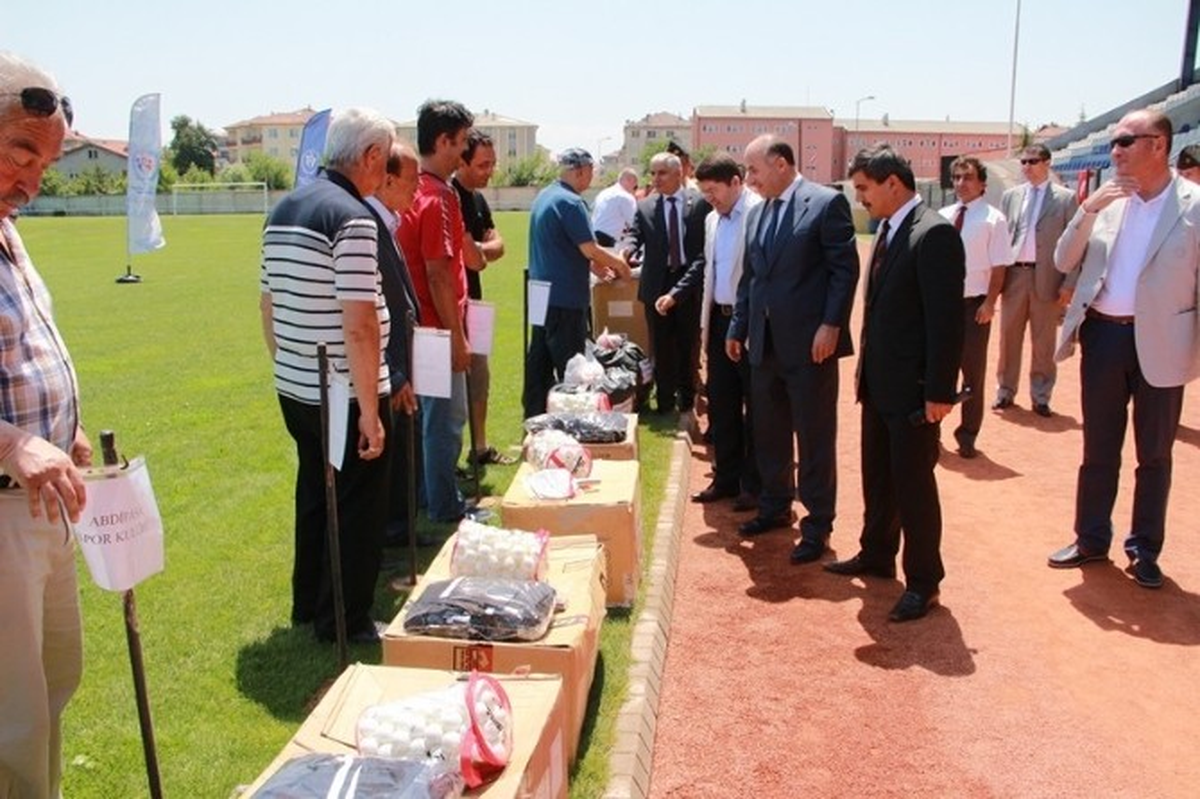 Kulüplere Spor Malzemesi Dağıtıldı