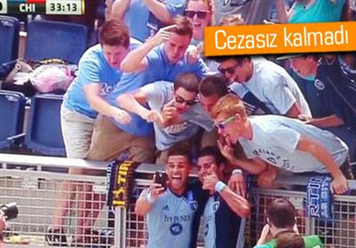 Maç Esnasında Selfie Çekti, Kartı Yedi