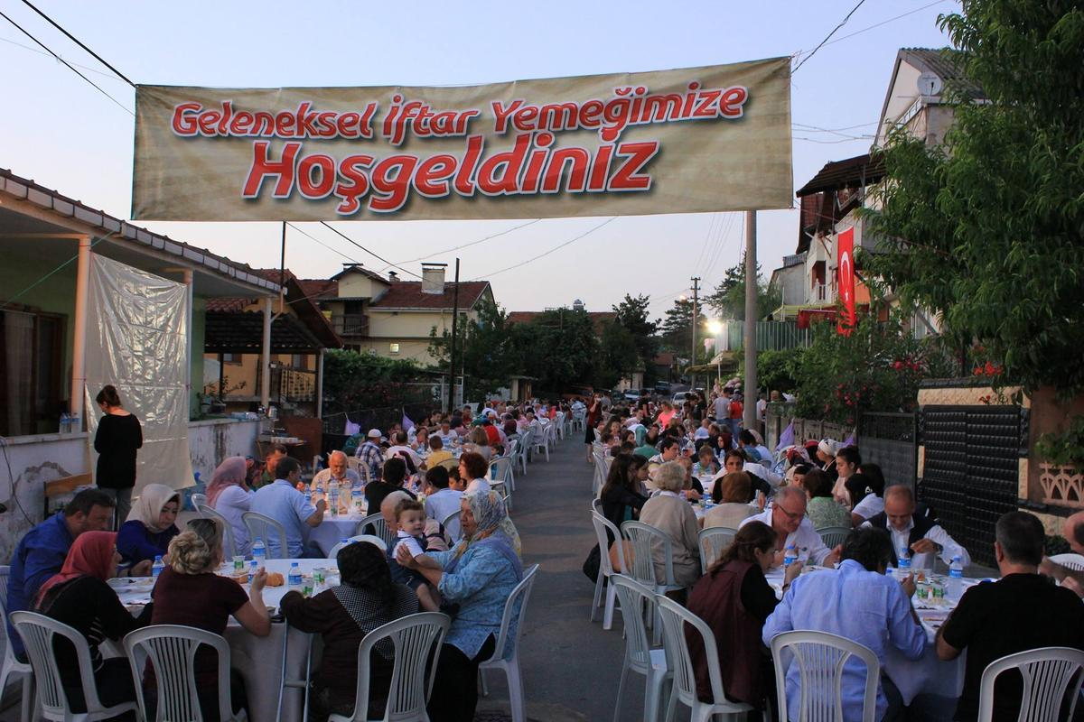 Mahalle Sakinleri Sokak İftarında Buluştu