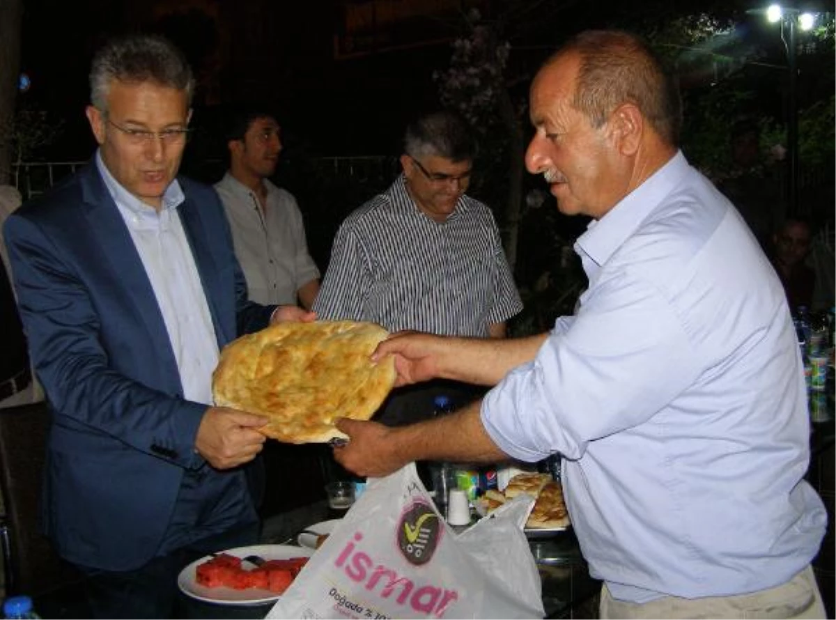 Mardin Valisi Taşkesen Derik\'te İftar Programına Katıldı
