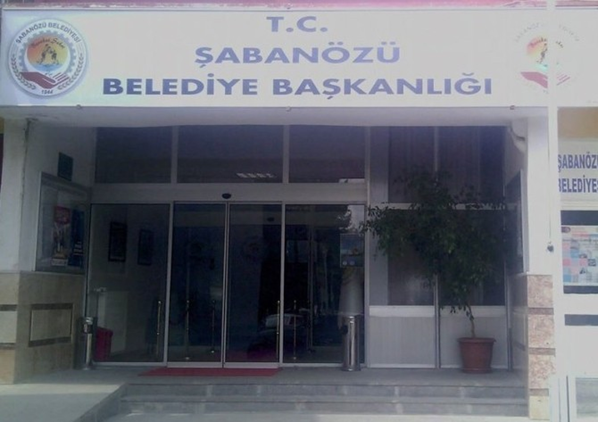 MHP\'li Başkan Belediye\'ye T.c\'li Tabela Astırdı