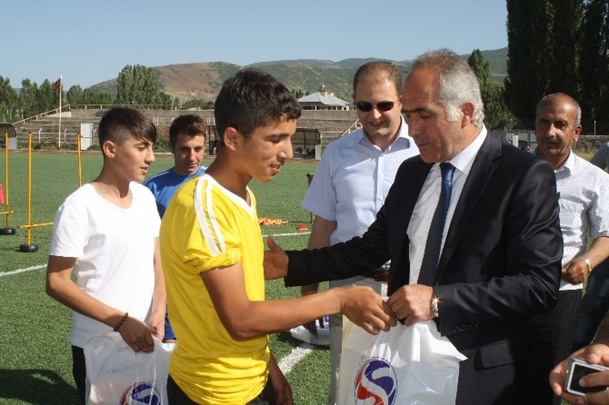 Muş\'ta Sporculara Malzeme Desteği
