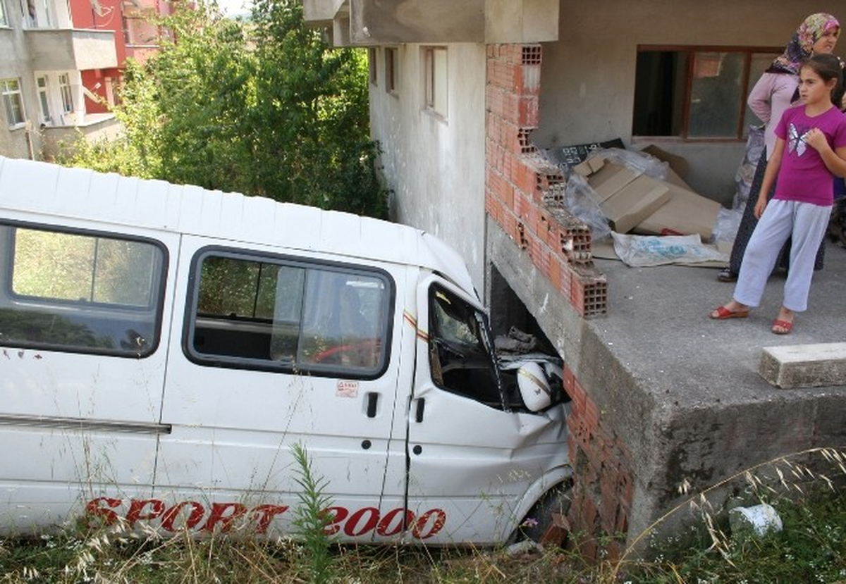 Otomobil Evin Bodrum Katına Çarptı