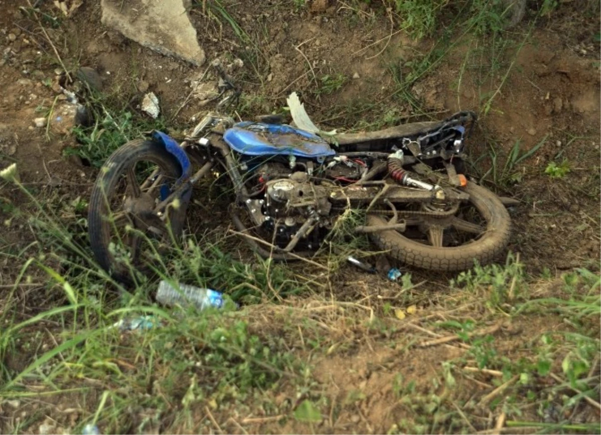 Otomobilin Altında Kalan Motosiklet Sürücüsü Öldü