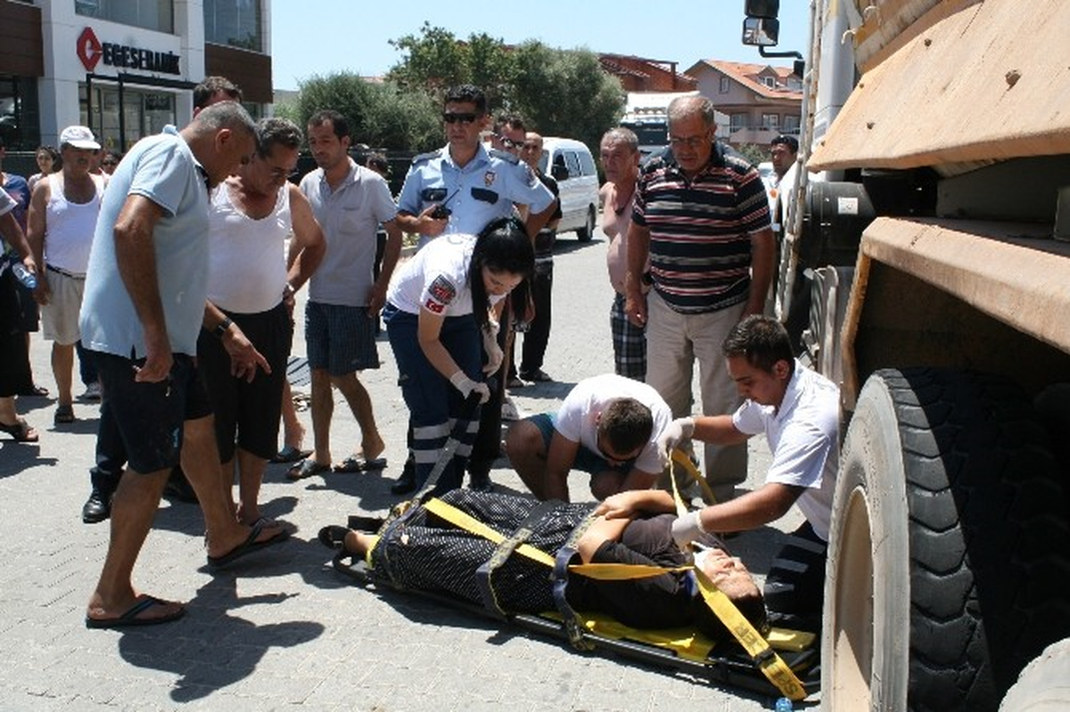 Marmaris\'te Karşıya Geçmeye Çalışan Kadın Kamyonun Altında Kaldı
