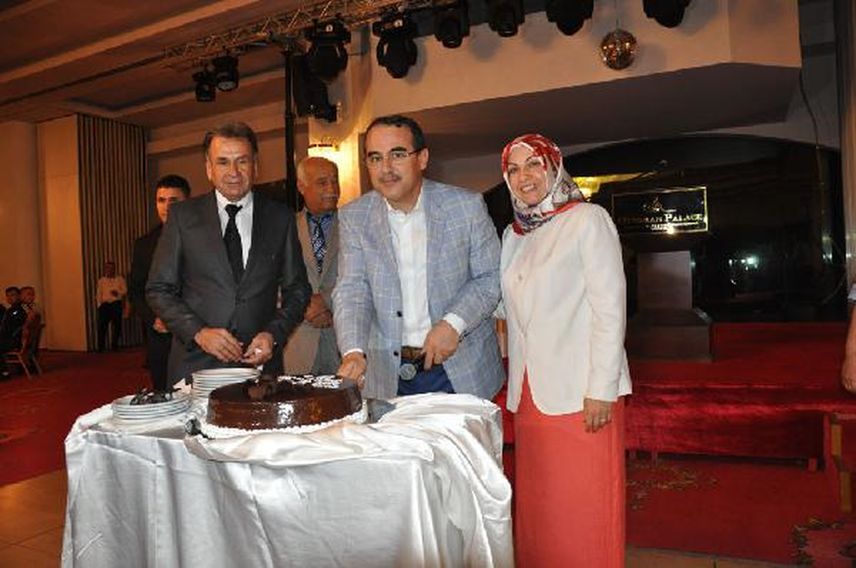 Sadullah Ergin\'e İftarda Doğum Günü Sürprizi