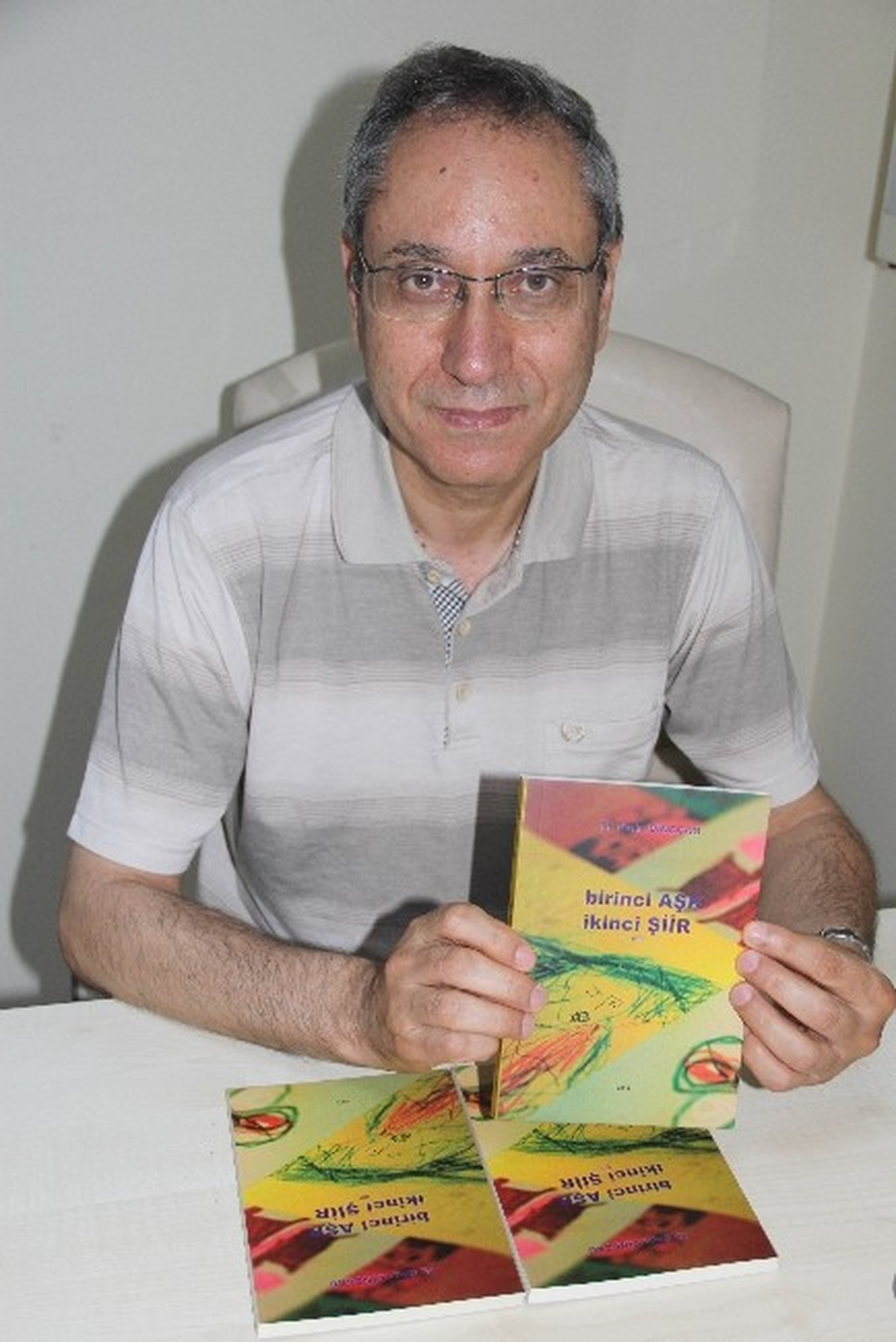 Şair Doktordan Aşk ve Sevgi Dolu Şiir Kitabı