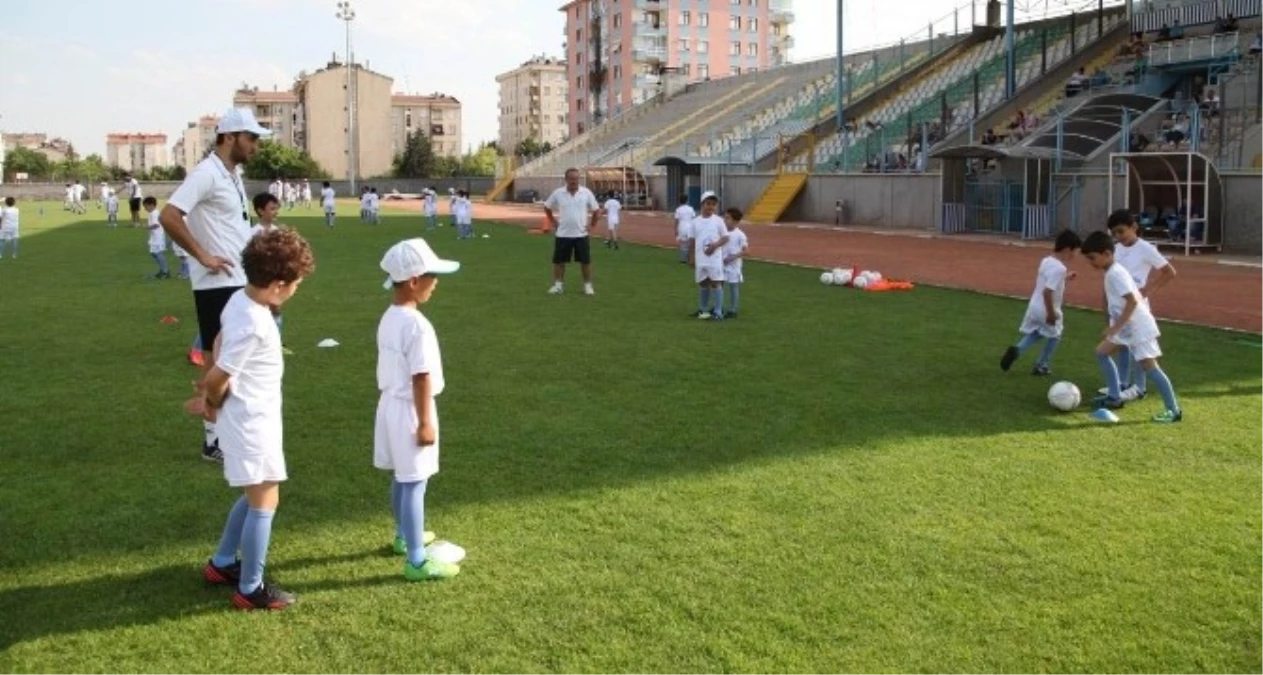 Selçuklu\'da Yaz Spor Okullarında Futbola Yoğun İlgi