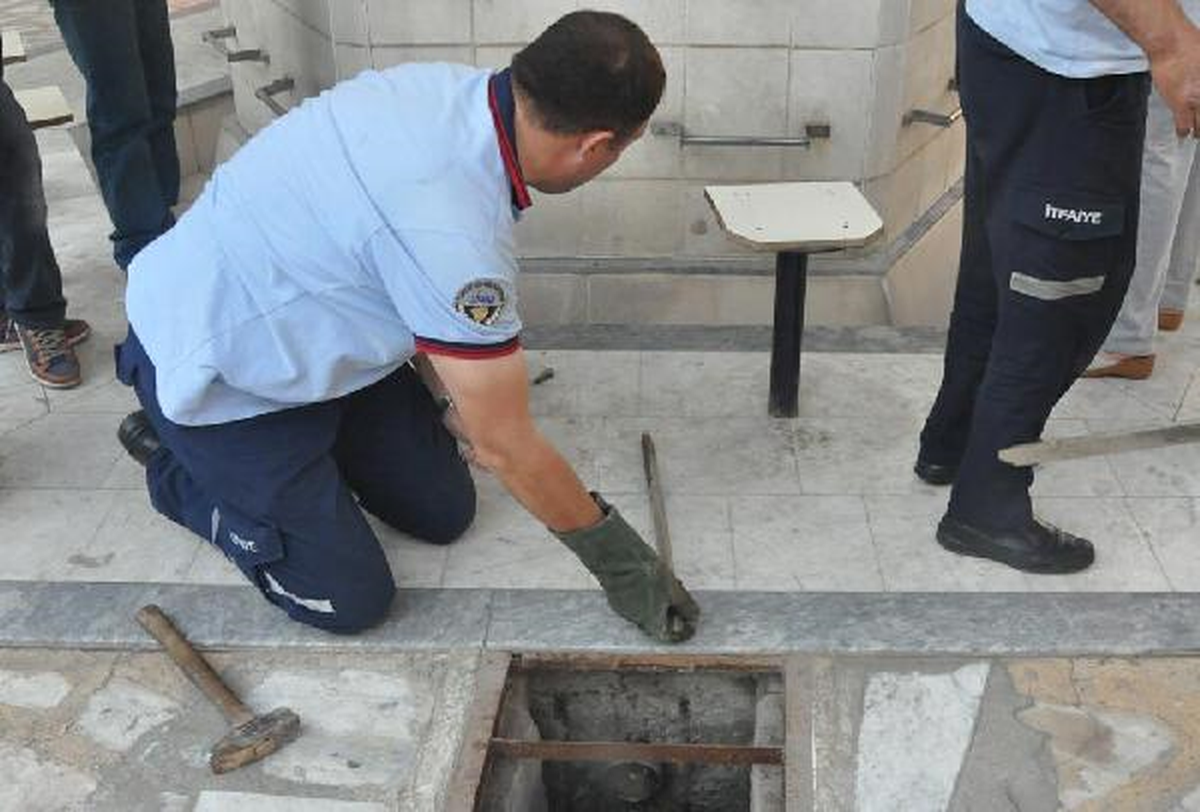 Su Giderine Giren Kediyi İtfaiye Görevlileri Kurtardı