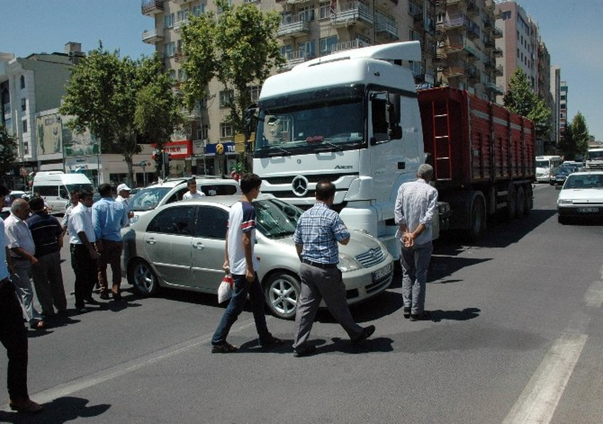 Tır\'ın Önüne Çıkan Otomobili Metrelerce Sürükledi