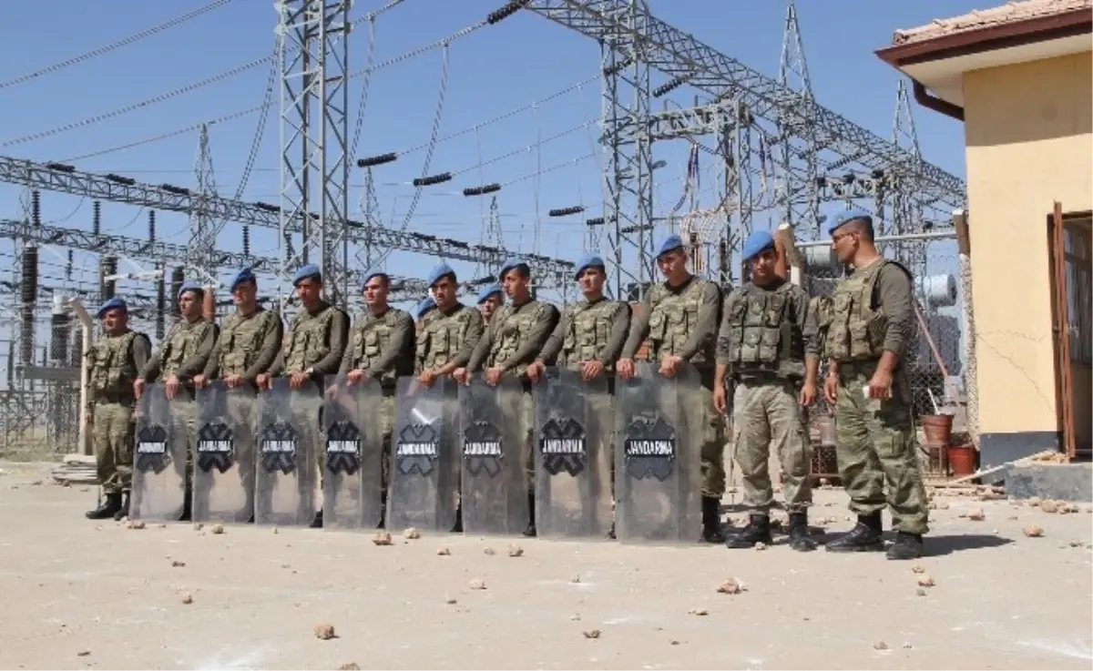 Trafo Merkezine Taşlı Saldırı: 2 Asker Yaralandı