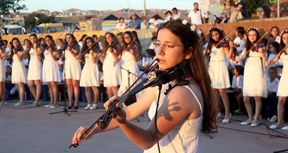 Zeytin Çekirdekleri İlk Konserini Verdi