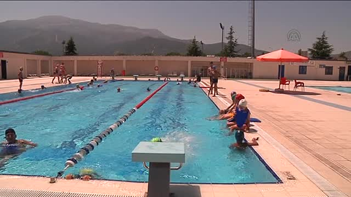 2 bin çocuğa yüzme eğitimi -