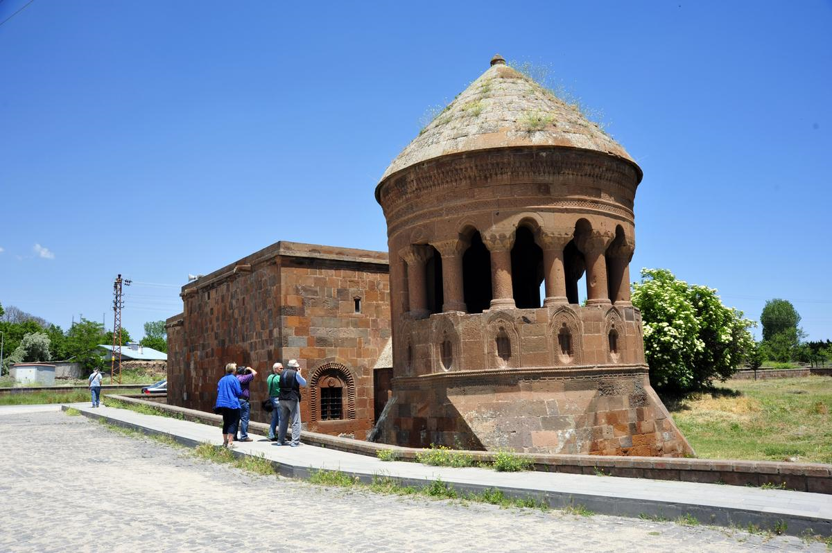 Ahlat Kümbetleri Ziyaretçilerini Bekliyor