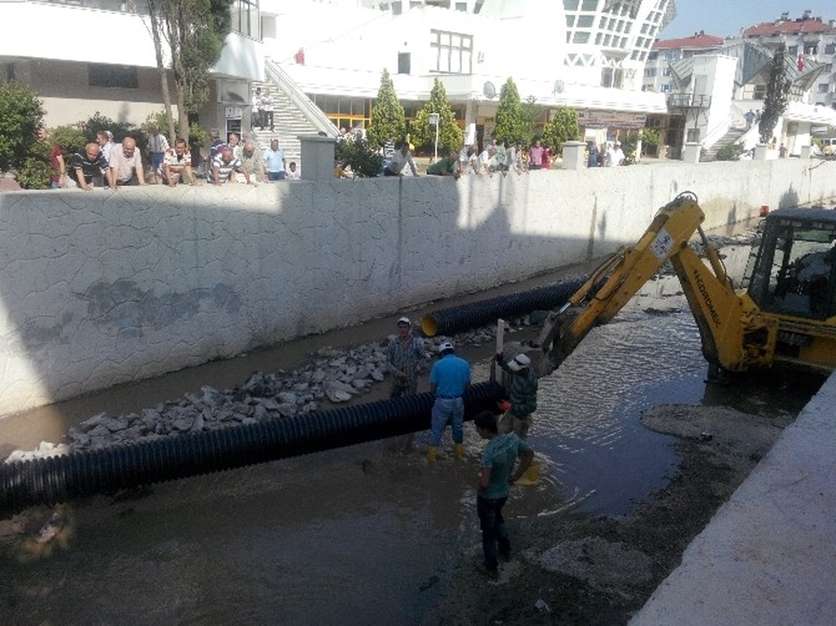 Akçakoca Çivi Deresinde Islah Çalışmaları Sürüyor