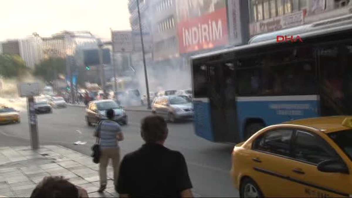 Ankara Tuzluçayır\'da, Lice Protestoları Sırasında Belediye Otobüsünün Göstericiler Tarafından...