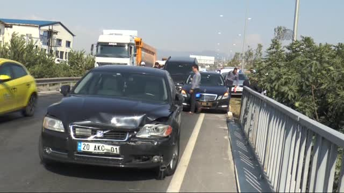 Başbakan\'ın konvoyunda zincirleme kaza -