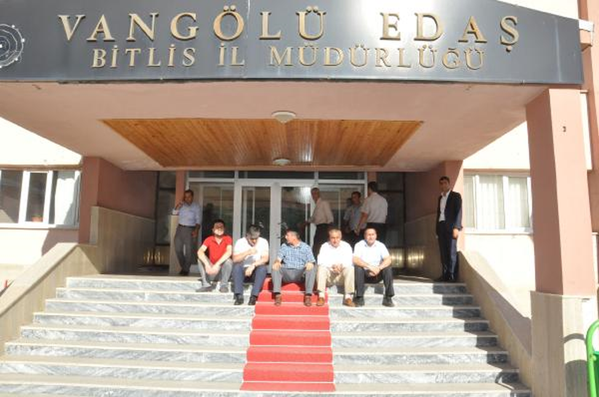 Belediye Başkanı Kesilen Elektrik İçin Oturma Eylemi Yaptı