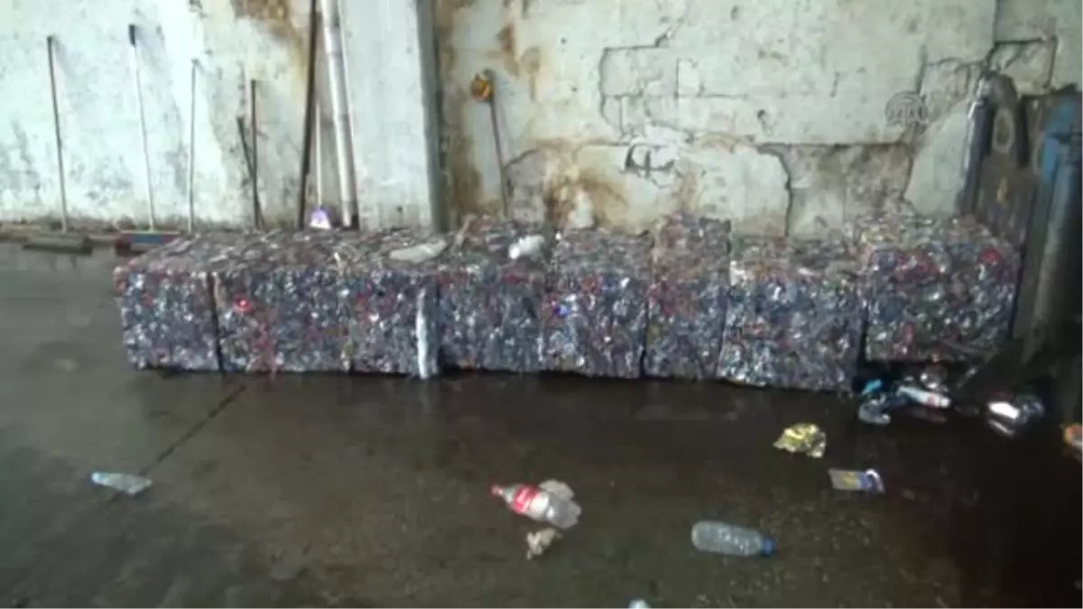 Büyükşehir Belediyesinin Kemer'deki çöpleri taşımadığı iddiası -