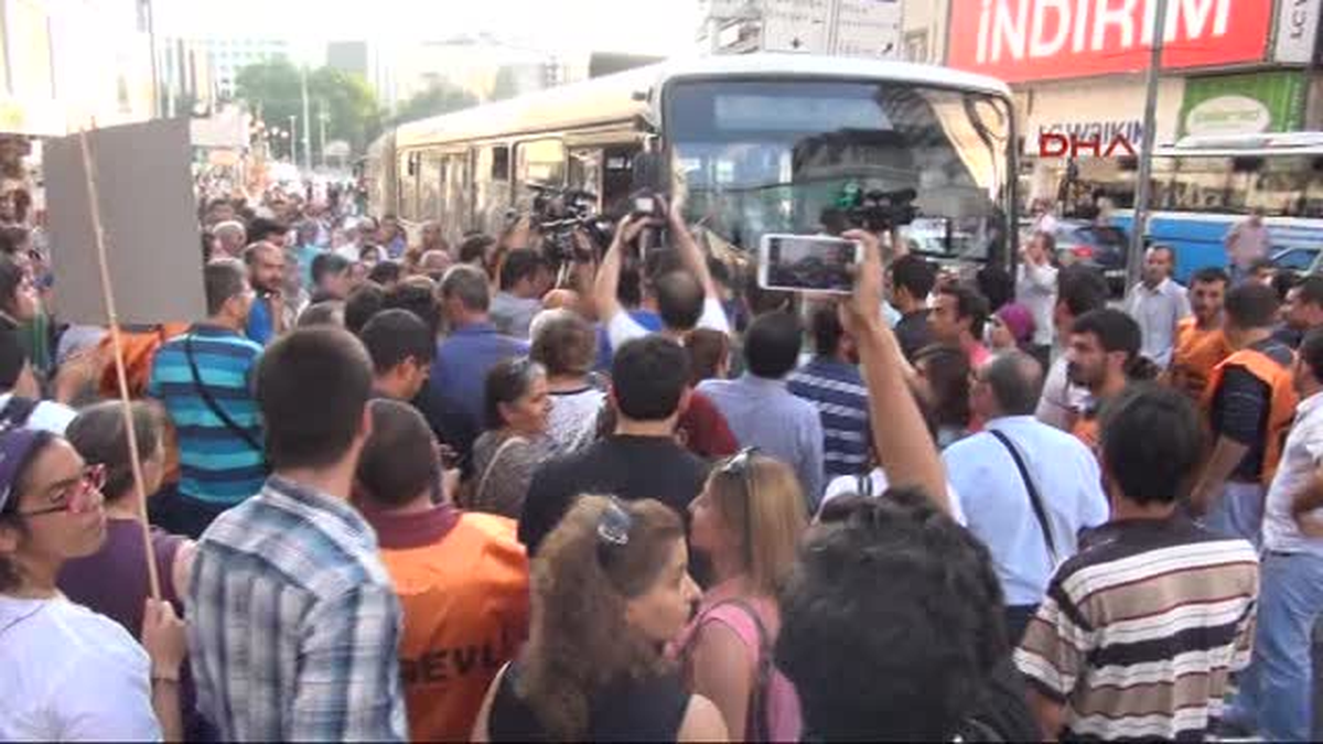 CHP\'li Vekillerin de Katıldığı Ulaşım Eylemine Biber Gazlı Müdahale