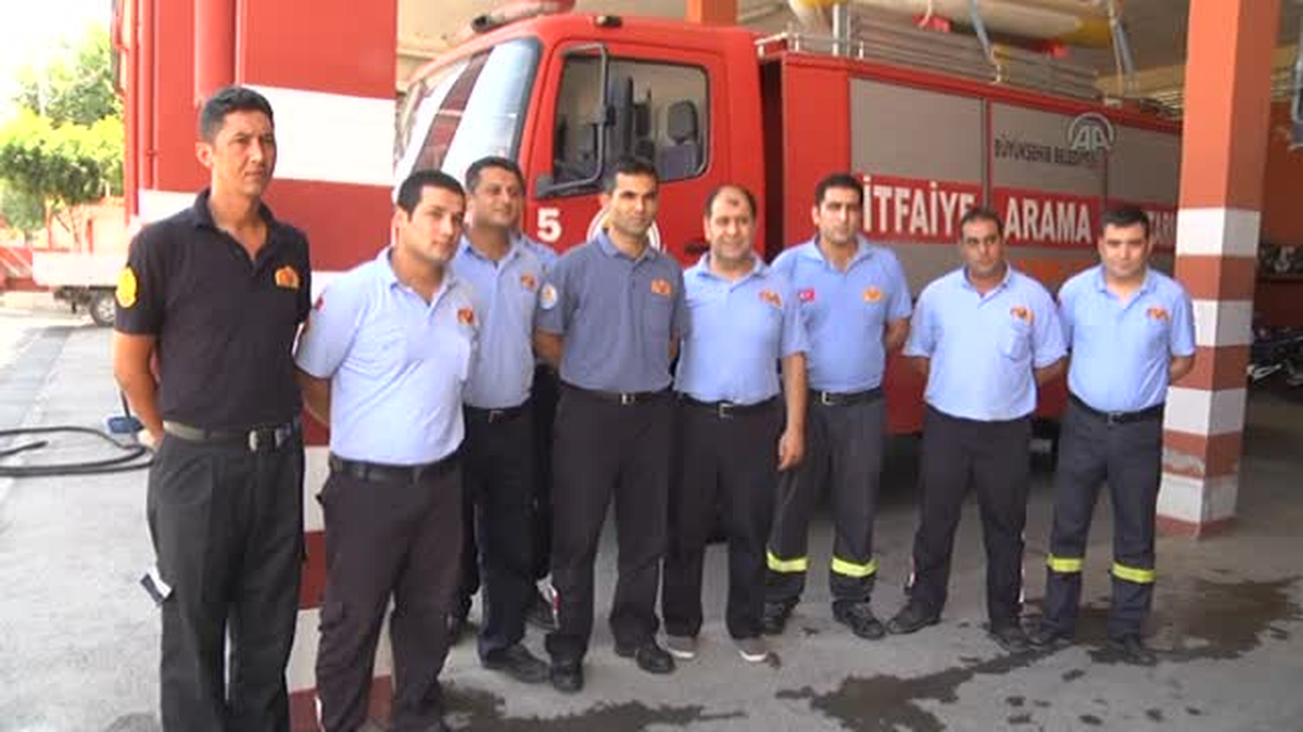 Çocuğu hayata döndürmek için çabalayan kurtarma görevlisi -