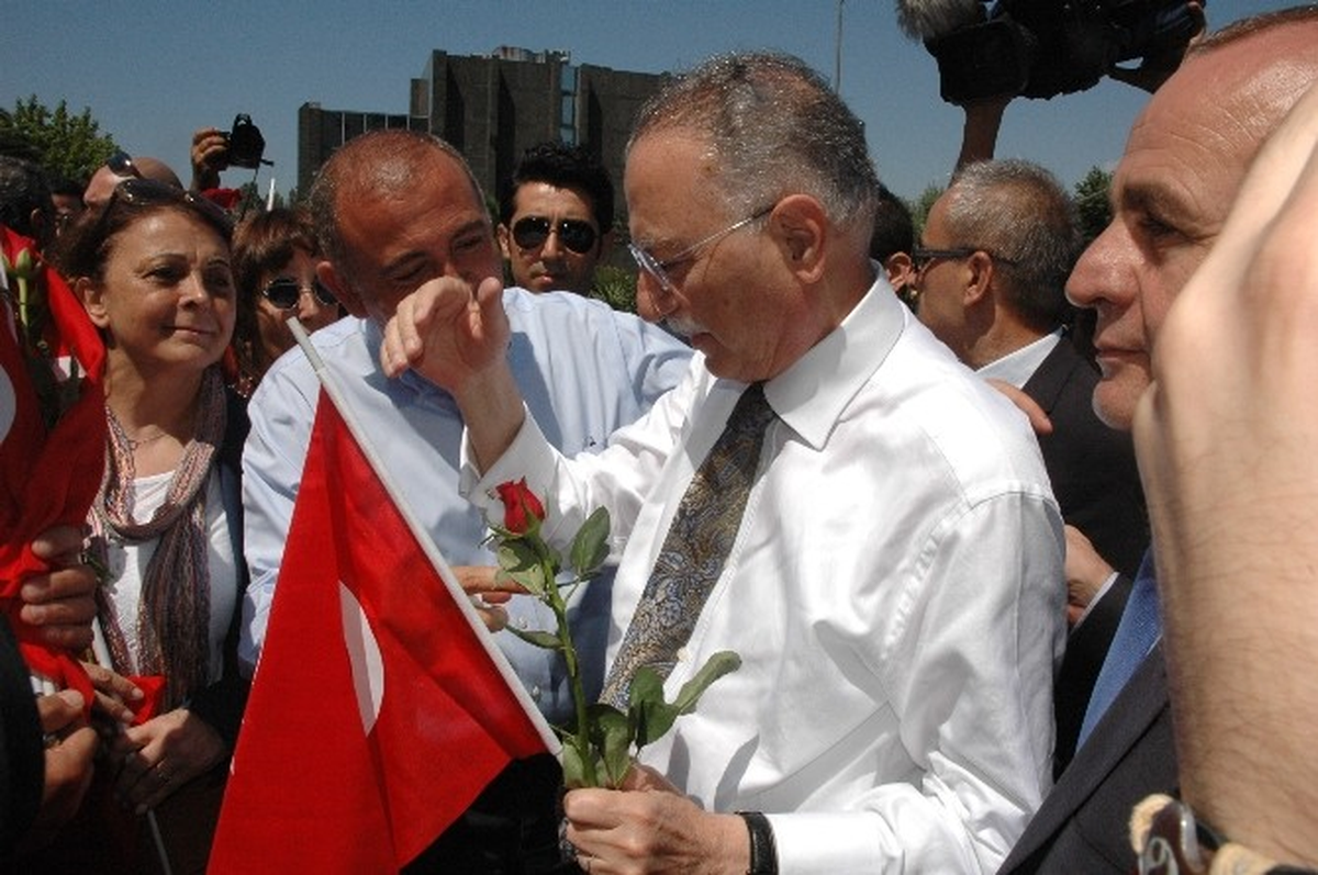 Ekmeleddin İhsanoğlu\'na Kadıköy\'de Yoğun İlgi